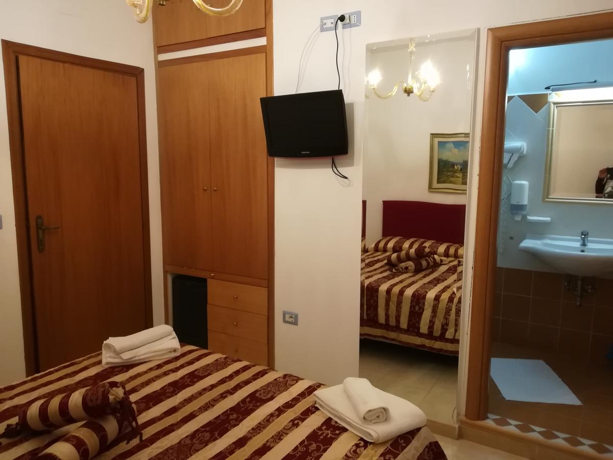 Hotel La Calabrese Isola Di Capo Rizzuto Bagian luar foto