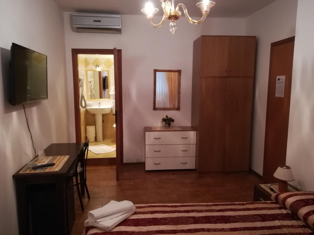 Hotel La Calabrese Isola Di Capo Rizzuto Bagian luar foto