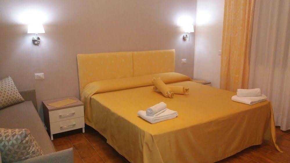 Hotel La Calabrese Isola Di Capo Rizzuto Bagian luar foto